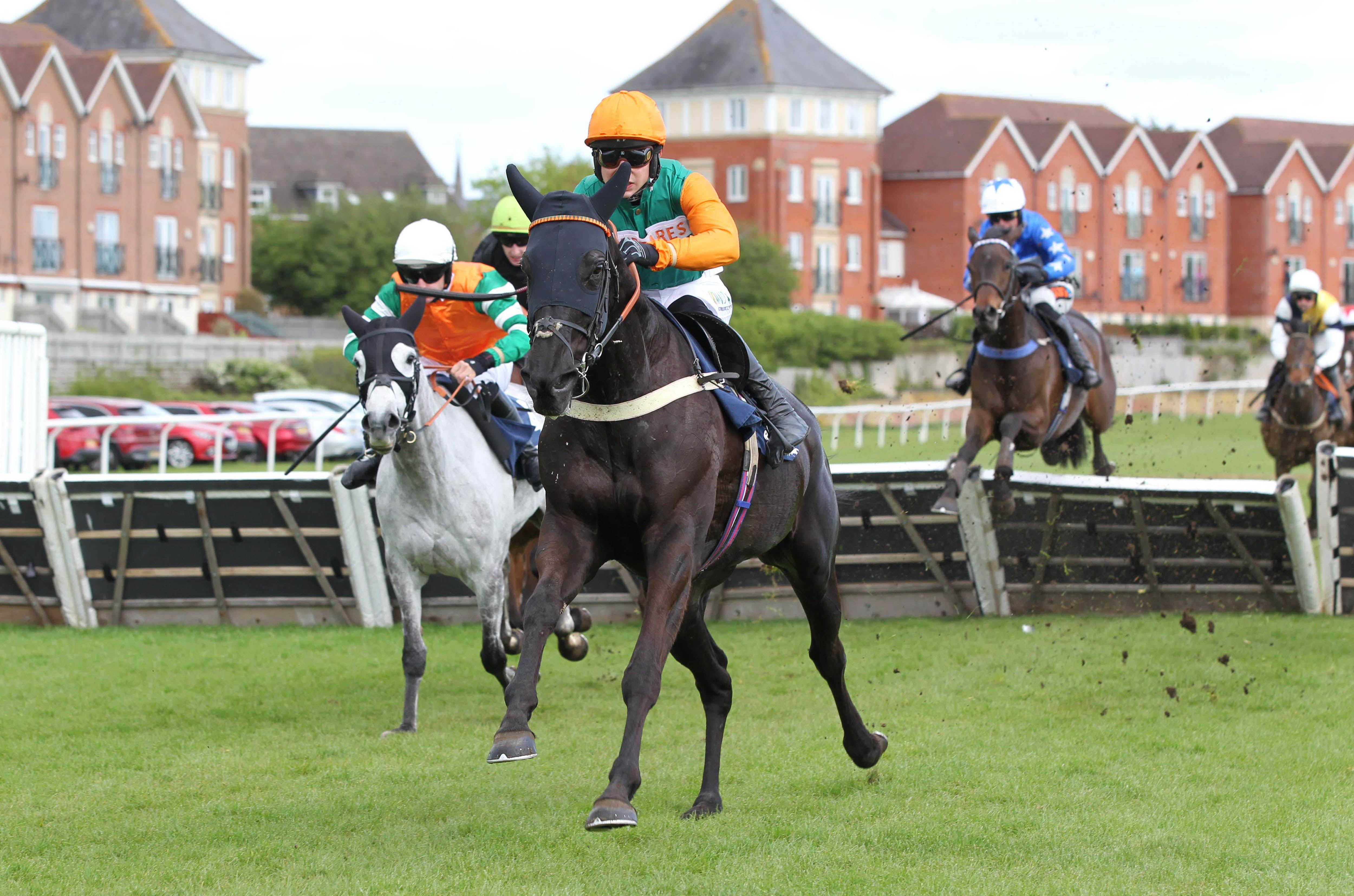 Harnica and Beau Morgan land the maiden  &copy; SDPhotos