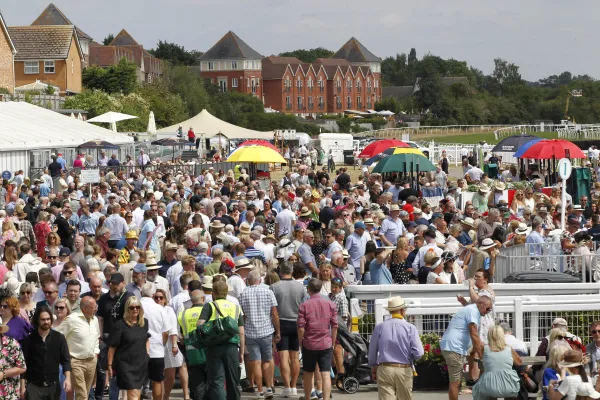 _20j6359-stratford-crowds.jpg